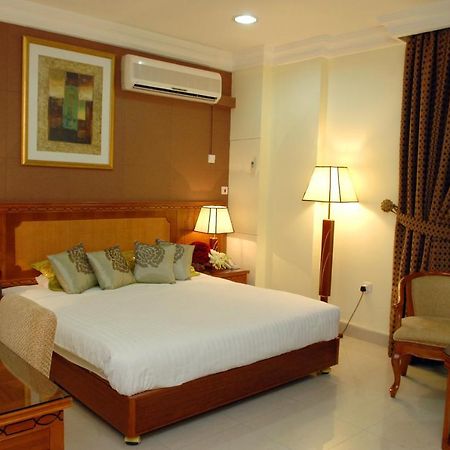 Al Muntazah Plaza Hotel Доха Экстерьер фото