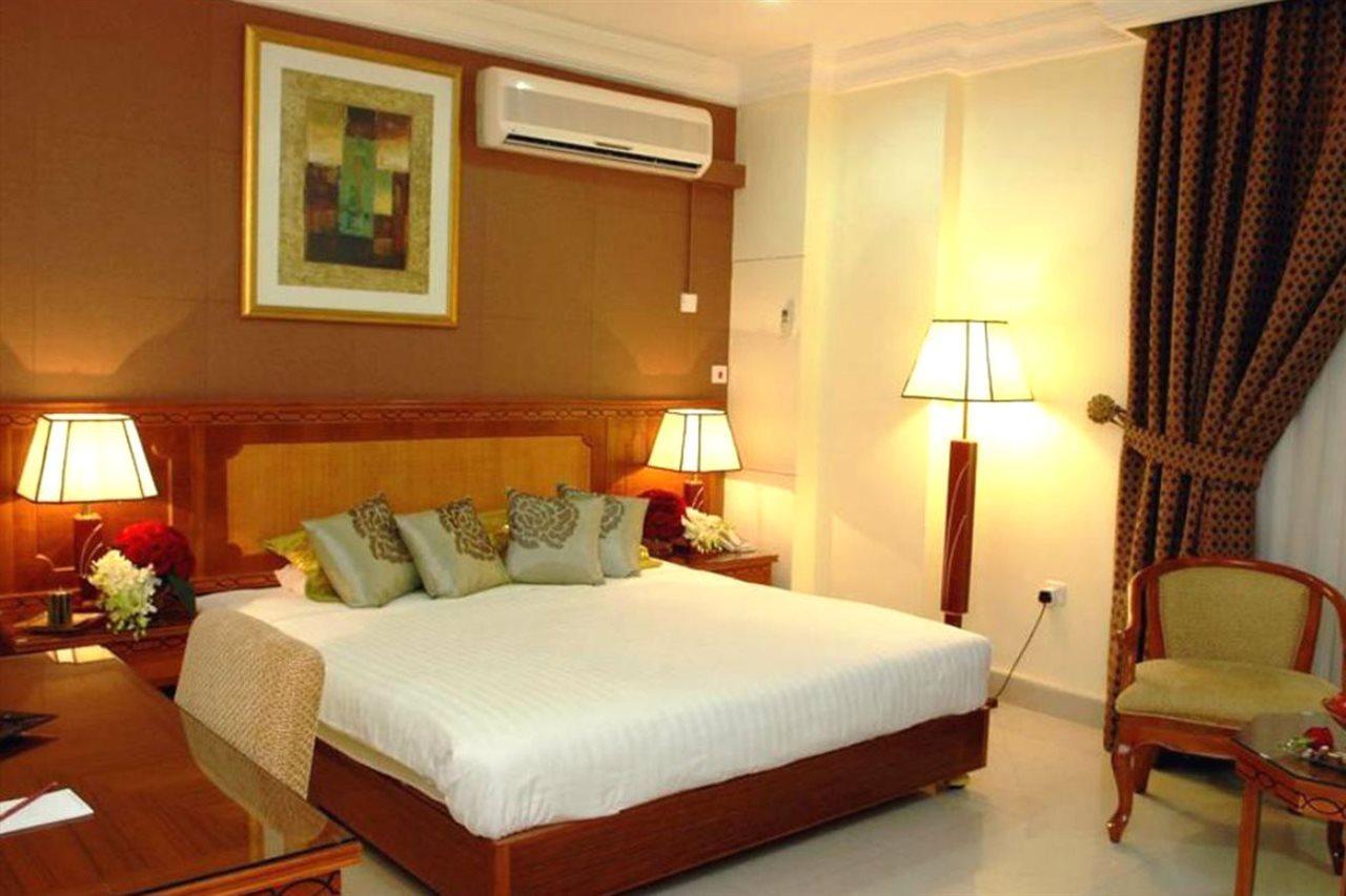 Al Muntazah Plaza Hotel Доха Экстерьер фото