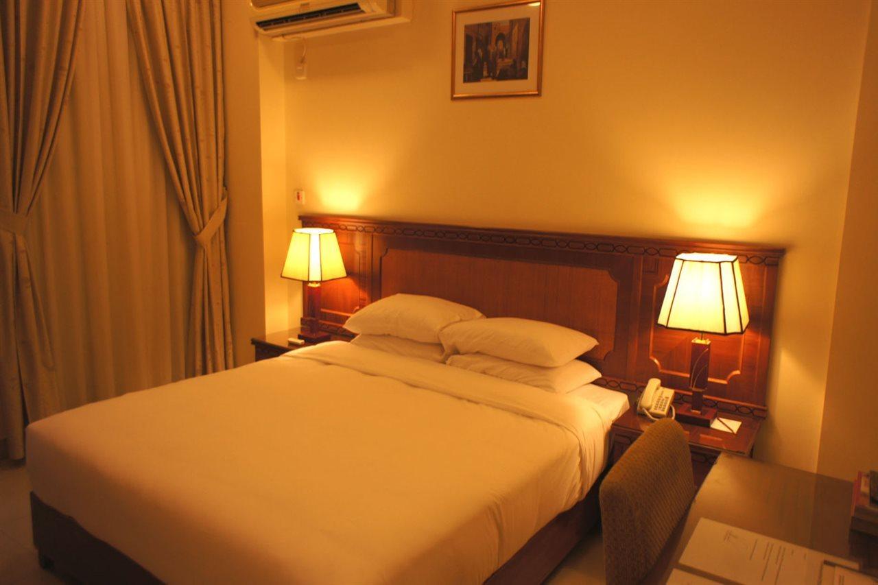 Al Muntazah Plaza Hotel Доха Экстерьер фото